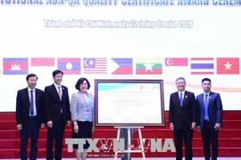 Đại diện Mạng lưới các trường đại học Đông Nam Á trao chứng nhận kiểm định cho Trường Đại học Bách khoa, Đại học Quốc gia Thành phố Hồ Chí Minh. (Ảnh: Thu Hoài/TTXVN)