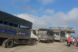 Ùn tắc tại trạm thu phí Sóc Trăng do bị tài xế phản ứng. (Ảnh: Hoài Thu/TTXVN)