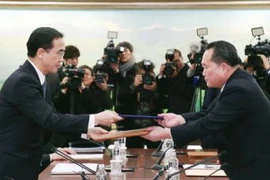 Trưởng đoàn đàm phán Hàn Quốc Cho Myoung Gyon (trái) và Trưởng đoàn đàm phán Triều Tiên Ri Son Gwon (phải) trao đổi tuyên bố chung trong cuộc đàm phán liên Triều tại làng đình chiến Panmunjeom ngày 9/1. (Nguồn: Kyodo/TTXVN)