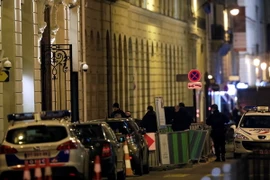 Cảnh sát điều tra tại lối vào phía sau khách sạn Ritz ở Paris sau vụ việc. (Nguồn: AFP/TTXVN)