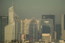 Không khí ô nhiễm tại khu vực La Defense, ngoại ô thủ đô Paris, Pháp ngày 14/10/2017. (Nguồn: AFP/TTXVN)