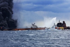 Tàu cứu hộ nỗ lực dập lửa cháy trên tàu Sanchi ở ngoài khơi bờ biển Thượng Hải (Trung Quốc) ngày 12/1. (Nguồn: THX/ TTXVN)