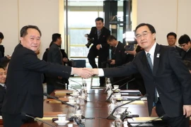 Bộ trưởng Thống nhất, Trưởng đoàn đàm phán Hàn Quốc Cho Myoung-gyon (phải) và Chủ tịch Ủy ban thống nhất Hòa bình Triều Tiên (CPRK), Trưởng đoàn đàm phán Triều Tiên, Ri Son-gwon (trái) tại cuộc đàm phán cấp cao liên Triều ở làng đình chiến Panmunjom ngày 