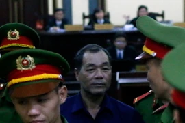 Bị cáo Trầm Bê rời phòng xử án ra ngoài chăm sóc sức khỏe (chiều 9/1). (Ảnh: Hoàng Hải/TTXVN)