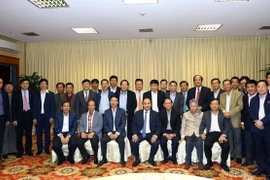 Thủ tướng Nguyễn Xuân Phúc, Uỷ viên Bộ Chính trị, Trưởng ban Tuyên giáo Trung ương Võ Văn Thưởng và các đại biểu tại buổi gặp mặt. (Ảnh: Thống Nhất/TTXVN)