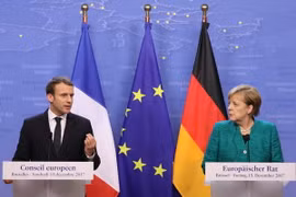 Tổng thống Pháp Emmanuel Macron (trái) trong cuộc họp báo chung với Thủ tướng Đức Angela Merkel tại Hội nghị thượng đỉnh EU ở Brussels (Bỉ) ngày 15/12/2017. (Nguồn: AFP/TTXVN)