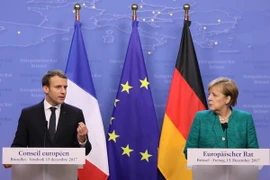 Tổng thống Pháp Emmanuel Macron (trái) trong cuộc họp báo chung với Thủ tướng Đức Angela Merkel tại Hội nghị thượng đỉnh EU ở Brussels (Bỉ) ngày 15/12/2017. (Nguồn: AFP/TTXVN)