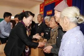 Chủ tịch Quốc hội Nguyễn Thị Kim Ngân và đoàn công tác của Quốc hội thăm hỏi tặng quà một số gia đình chính sách tại thôn Thượng Hải, xã Thạch Hải, huyện Thạch Hà. (Ảnh: Trọng Đức/TTXVN)