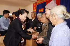Chủ tịch Quốc hội Nguyễn Thị Kim Ngân và đoàn công tác của Quốc hội thăm hỏi tặng quà một số gia đình chính sách tại thôn Thượng Hải, xã Thạch Hải, huyện Thạch Hà. (Ảnh: Trọng Đức/TTXVN)