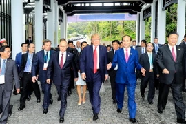 Chủ tịch nước Trần Đại Quang với các Trưởng đoàn dự Hội nghị các Nhà lãnh đạo Kinh tế APEC lần thứ 25 tại Đà Nẵng. (Ảnh: TTXVN)