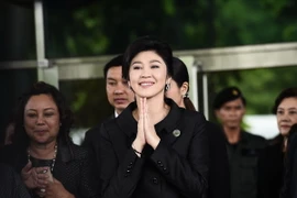 Cựu Thủ tướng Thái Lan Yingluck Shinawatra (giữa) tại Tòa án tối cao ở Bangkok ngày 21/7/2017. (Nguồn: AFP/TTXVN)
