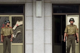 Binh sỹ Triều Tiên gác tại làng đình chiến Panmunjom ngày 27/7. (Nguồn: AFP/TTXVN)
