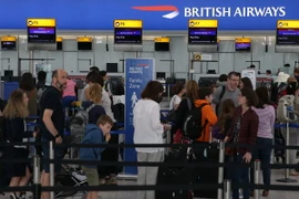 Hành khách chờ làm thủ tục tại sân bay Heathrow ở London. (Nguồn: AFP/TTXVN)