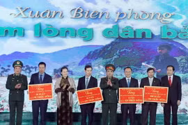 Chủ tịch Quốc hội Nguyễn Thị Kim Ngân trao tượng trưng bò giống cho đồng bào nghèo, 500 xuất quà, học bổng..cho các tỉnh. (Ảnh: Trọng Đức/TTXVN)