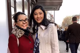 Cựu Thủ tướng Thái Lan Yingluck Shinawatra (phải) được cho là xuất hiện tại London, Anh ngày 5/1. (Nguồn: @zenjournalist Twitter/TTXVN)