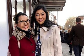 Cựu Thủ tướng Thái Lan Yingluck Shinawatra (phải) được cho là xuất hiện tại London, Anh ngày 5/1. (Nguồn: @zenjournalist Twitter/TTXVN)