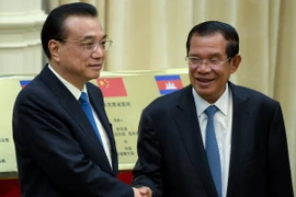 Thủ tướng Trung Quốc Lý Khắc Cường (trái) và người đồng cấp Campuchia Hun Sen tại cuộc gặp ở Phnom Penh ngày 11/1. (Nguồn: AFP/TTXVN)