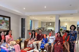 Phong tục "lì xì" đầu năm vẫn được lưu giữ trong các gia đình Việt kiều ở Australia (Ảnh: Thanh Tú/Vietnam+)