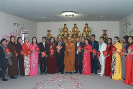 Đại sứ Thái Xuân Dũng cùng lãnh đạo cộng đồng đến chùa Vĩnh Nghiêm tại Trung tâm thương mại Sapa để cầu chúc cho cộng đồng có một năm mới bình an, làn ăn thuận lợi. (Ảnh: Việt Dũng/TTXVN)