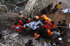 Nhân viên cứu hộ chuyển nạn nhân thiệt mạng trong vụ đánh bom ở thành phố Peshawar, Pakistan, ngày 30/1/2023. (Ảnh: AFP/TTXVN)