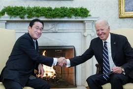 Tổng thống Mỹ Joe Biden (phải) và Thủ tướng Nhật Bản Fumio Kishida (trái) tại cuộc gặp ở Washington, DC, ngày 13/1/2023. (Ảnh: AFP/TTXVN)