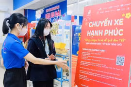 Sinh viên đăng ký về quê đón Tết bằng “Chuyến xe hạnh phúc - Cùng Saigon Co.op về quê ăn Tết”. (Ảnh: Thanh Vũ/TTXVN)