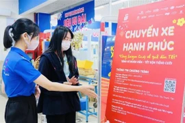 Sinh viên đăng ký về quê đón Tết bằng “Chuyến xe hạnh phúc - Cùng Saigon Co.op về quê ăn Tết”. (Ảnh: Thanh Vũ/TTXVN)