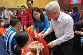 Lãnh đạo tỉnh Bình Dương tặng quà Tết cho người nghèo, người khuyết tật, công nhân lao động gặp khó khăn. (Ảnh: Huyền Trang/TTXVN)