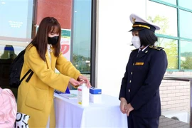 Những du khách nhập cảnh vào tỉnh Lào Cai, Việt Nam đều phải thực nghiệm nghiêm ngặt các yêu cầu chống dịch COVID-19. (Ảnh: Quốc Khánh/TTXVN)