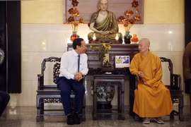 Bí thư Thành ủy Thành phố Hồ Chí Minh Nguyễn Văn Nên thăm, chúc Tết Hòa thượng Thích Trí Quảng, Pháp chủ Hội đồng Chứng minh kiêm Giám Luật Giáo hội Phật giáo Việt Nam. (Ảnh: Xuân Khu/TTXVN)