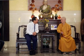 Bí thư Thành ủy Thành phố Hồ Chí Minh Nguyễn Văn Nên thăm, chúc Tết Hòa thượng Thích Trí Quảng, Pháp chủ Hội đồng Chứng minh kiêm Giám Luật Giáo hội Phật giáo Việt Nam. (Ảnh: Xuân Khu/TTXVN)
