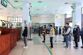 Những du khách, cư dân biên giới làm thủ tục nhập cảnh tại Cửa khẩu đường bộ quốc tế Lào Cai. (Ảnh minh họa: Quốc Khánh/TTXVN)