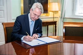 Ngoại trưởng Phần Lan Pekka Haavisto ký đơn xin gia nhập NATO của nước này, tại thủ đô Helsinki, ngày 17/5/2022. (Ảnh: THX/TTXVN)