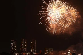 Màn pháo hoa chào Năm mới 2023 tại khu vực hầm vượt sông Sài Gòn (thành phố Thủ Đức). (Ảnh: Thu Hương/TTXVN)