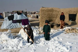 Tuyết rơi dày tích tụ tại Afghanistan khiến nhiều căn nhà bị hư hại. (Ảnh: AFP/TTXVN)