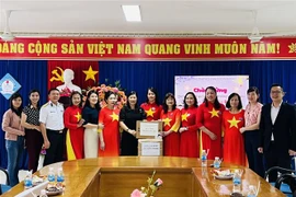 Ban liên lạc người Việt châu Âu “Vì biển, đảo Việt Nam” trao tặng quà Tết cho cán bộ, chiến sỹ tại đảo Trường Sa 10 bộ loa di động trị giá hơn 48 triệu đồng. (Ảnh: TTXVN phát)
