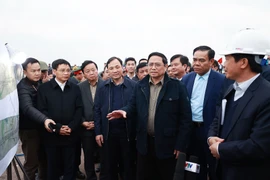 Thủ tướng Phạm Minh Chính kiểm tra dự án cao tốc Bãi Vọt - Hàm Nghi đoạn qua địa phận huyện Can Lộc, tỉnh Hà Tĩnh. (Ảnh: Dương Giang/TTXVN)