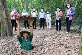 Khách du lịch tham quan địa đạo Củ Chi. (Ảnh: Xuân Khu/TTXVN)