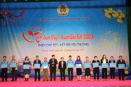 Trao Mái ấm Công đoàn cho 45 đoàn viên công đoàn. (Ảnh: Đinh Hương/TTXVN)