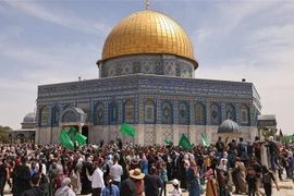 Các tín đồ Hồi giáo Palestine tại đền Al-Aqsa (mà Israel gọi là Núi Đền) ở Jerusalem, ngày 22/4/2022. (Ảnh: AFP/TTXVN)