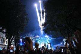 Màn bắn pháo bông tầm thấp chào Năm mới 2023 tại Quảng trường Cách mạng Tháng Tám lúc 0 giờ. (Ảnh: Hoàng Hiếu/TTXVN)