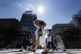 Người dân di chuyển dưới tiết trời nắng nóng tại Nagoya, Nhật Bản, ngày 1/7/2022. (Ảnh: Kyodo/TTXVN)