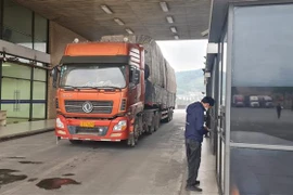 Xe thông quan qua cửa khẩu Cửa khẩu quốc tế đường bộ số 2 Kim Thành, Lào Cai. (Ảnh: Hương Thu/TTXVN)