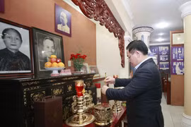 Chủ tịch Quốc hội Vương Đình Huệ dâng hương tưởng nhớ cố Chủ tịch Quốc hội Nguyễn Hữu Thọ. 