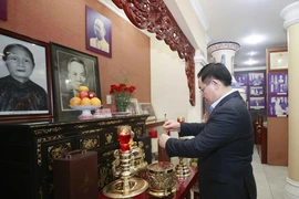 Chủ tịch Quốc hội Vương Đình Huệ dâng hương tưởng nhớ cố Chủ tịch Quốc hội Nguyễn Hữu Thọ. 
