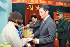 Trưởng Ban Kinh tế Trung ương Trần Tuấn Anh và Bí thư Tỉnh ủy Đặng Quốc Khánh tặng quà công nhân lao động có hoàn cảnh khó khăn. (Nguồn: Báo Hà Giang)