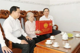 Phó Chủ tịch Thường trực Quốc hội Trần Thanh Mẫn đến thăm và tặng quà gia đình Cố Phó Chủ tịch Quốc hội Huỳnh Cương tại phường An Cư, quận Ninh KIều, thành phố Cần Thơ. (Ảnh: Ngọc Thiện/TTXVN)