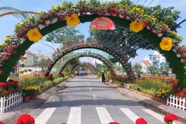 Đường 3 tháng 2, thành phố Bến Tre được trang trí trang hoàng rực rỡ. (Ảnh: Chương Đài/TTXVN)