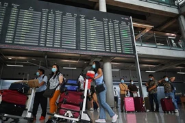 Khách du lịch tới sân bay Suvarnabhumi, Thái Lan. (Ảnh: AFP/TTXVN)