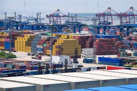 Container hàng hóa được xếp tại cảng ở Nam Kinh, tỉnh Giang Tô, Trung Quốc, ngày 6/5/2022. (Ảnh: THX/TTXVN)